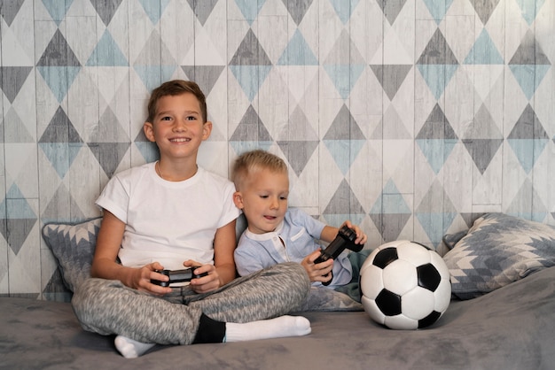 Photo gratuite enfants jouant dans leur chambre