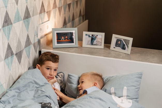 Photo gratuite enfants jouant dans leur chambre