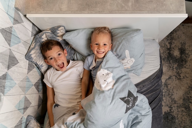 Photo gratuite enfants jouant dans leur chambre