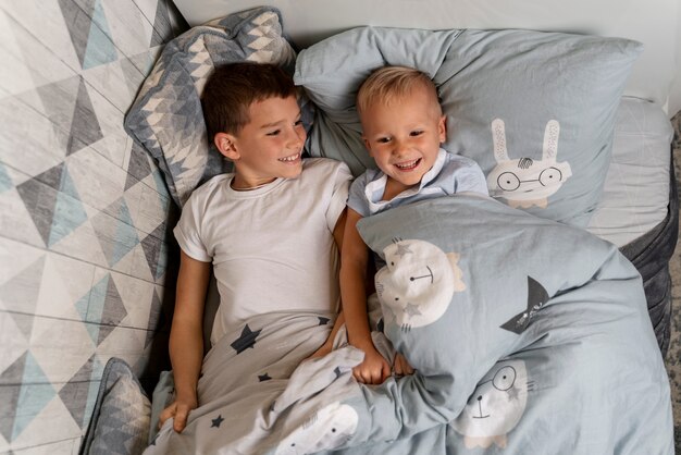 Enfants jouant dans leur chambre