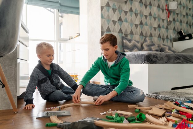 Enfants jouant dans leur chambre