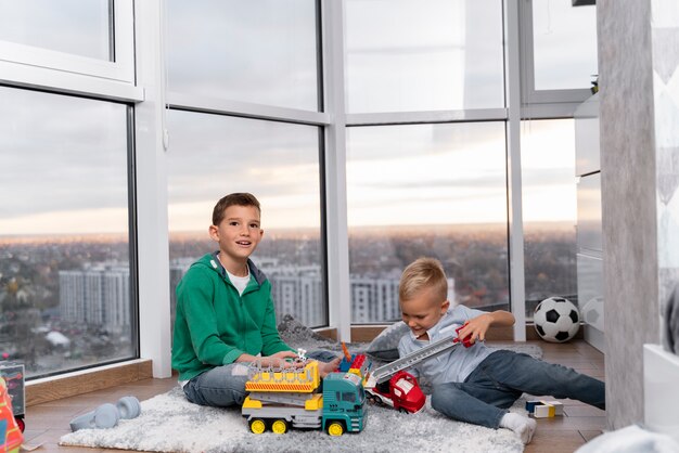 Enfants jouant dans leur chambre