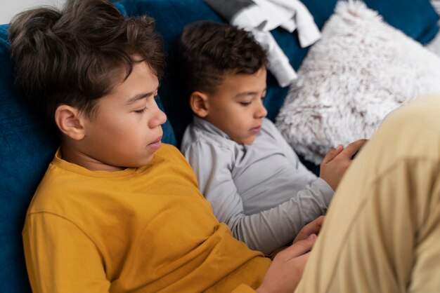 Enfants jouant dans la maison sale