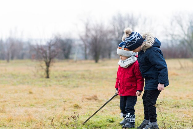 Enfants jouant dehors ensemble