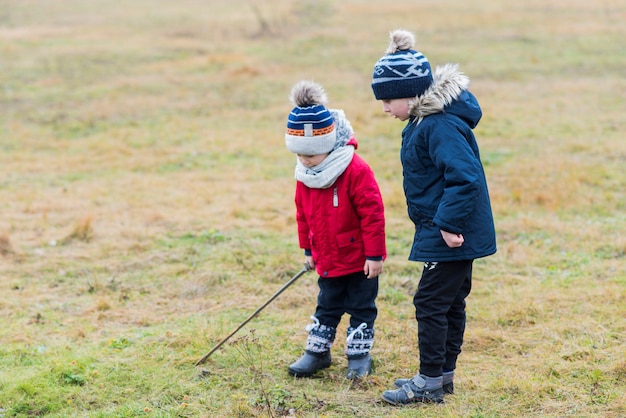 Photo gratuite enfants jouant dehors sur l'herbe