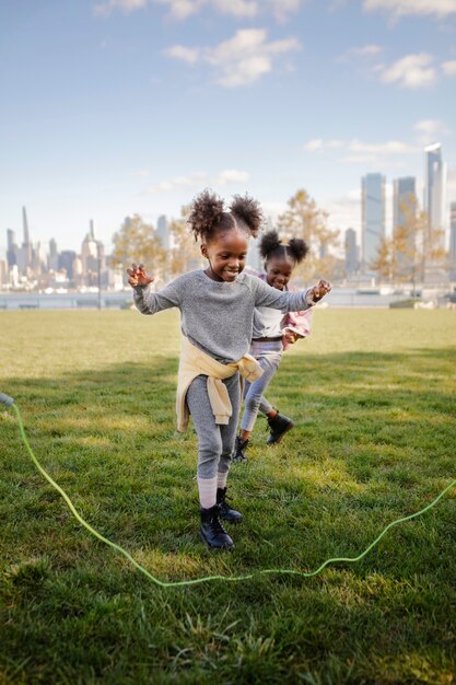 Enfants jouant dehors