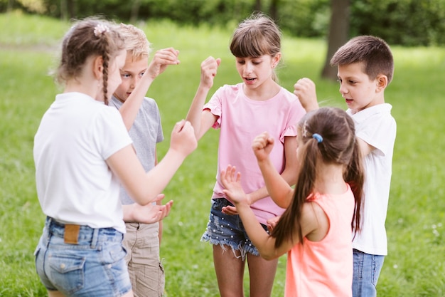 Enfants jouant du papier ciseaux rock