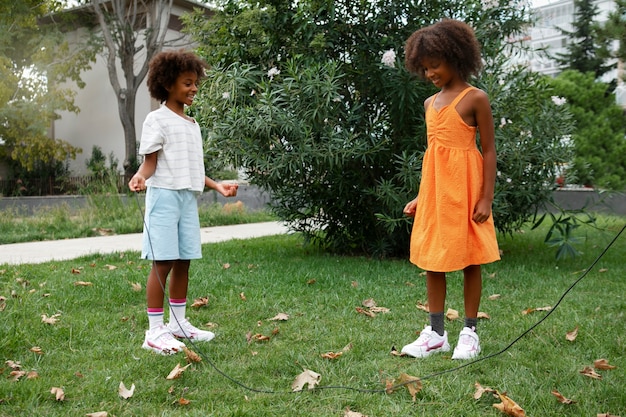 Photo gratuite enfants jouant à l'extérieur