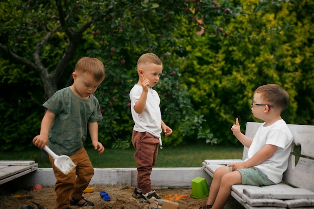 Photo gratuite enfants jouant à l'extérieur