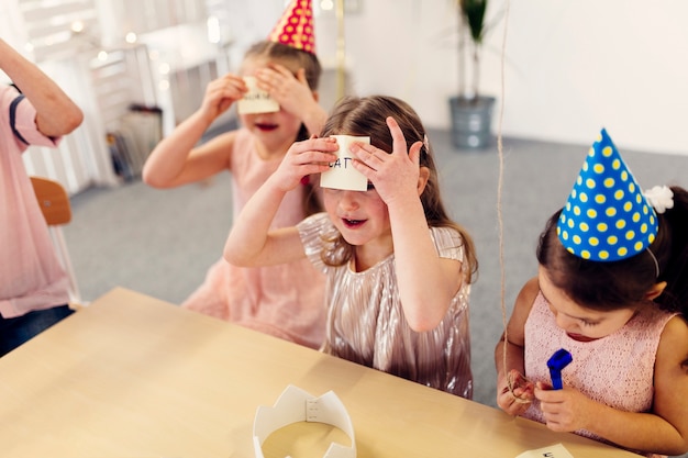 Enfants jouant à la fête d&#39;anniversaire