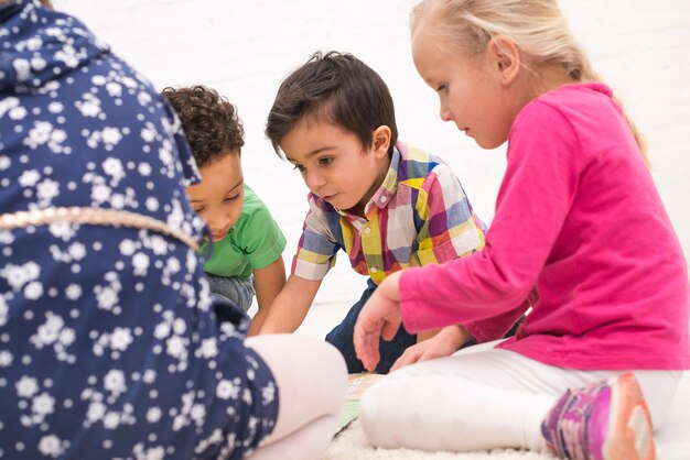 Enfants jouant en groupe