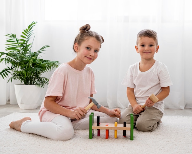 Enfants jouant avec un jeu coloré