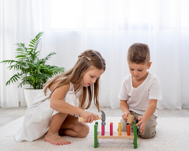 Photo gratuite enfants jouant avec un jeu coloré