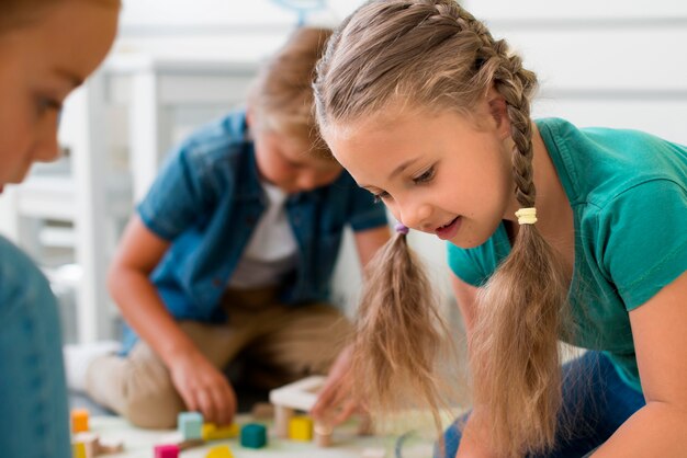 Enfants jouant à la maternelle