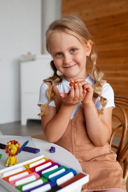 Enfants jouant avec de la pâte à modeler