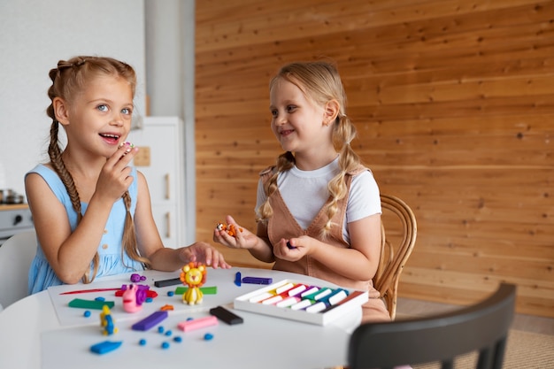 Photo gratuite enfants jouant avec de la pâte à modeler