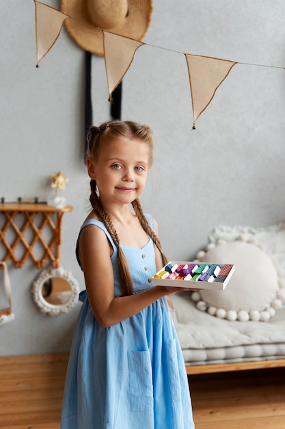 Photo gratuite enfants jouant avec de la pâte à modeler