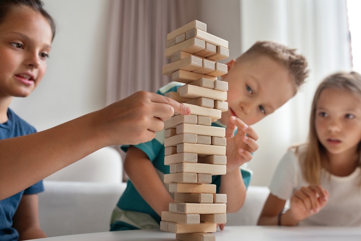 Photo gratuit les enfants jouent dans des espaces calmes et confortables