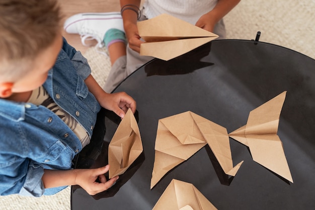 Les enfants jouent dans des espaces calmes et confortables