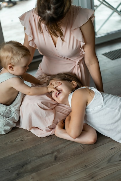 les enfants jouent dans la maison, ambiance chaleureuse. les frères et soeurs passent du temps ensemble.