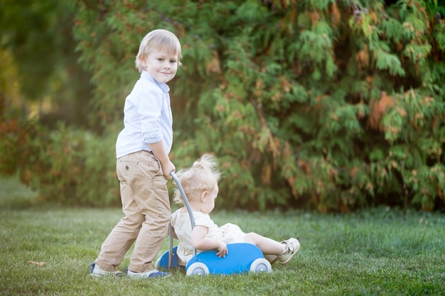 Les Enfants Jouent Ensemble