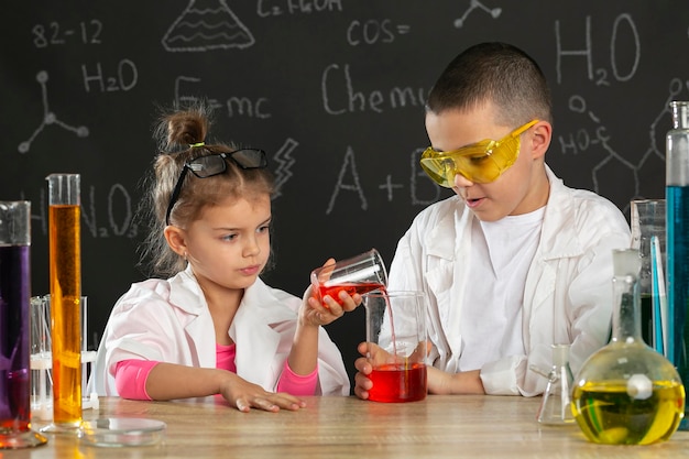 Enfants en laboratoire faisant des expériences