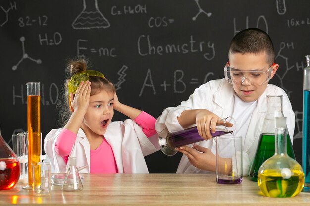 Enfants en laboratoire faisant des expériences