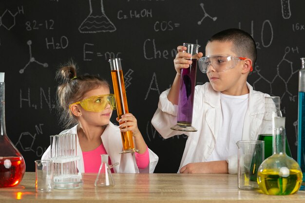 Enfants en laboratoire faisant des expériences