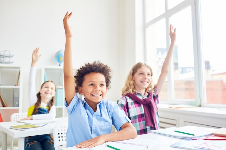 Photo gratuit enfants levant les mains