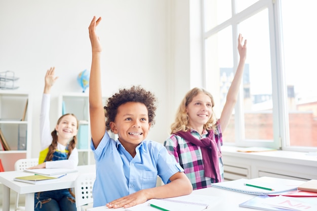 Enfants levant les mains