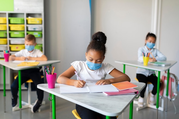 Les enfants de loin se protégeant avec des masques médicaux