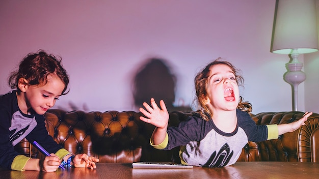 Enfants ludiques devant la télé à la maison