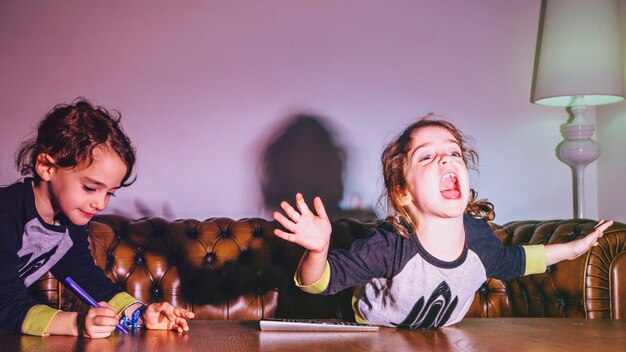 Enfants ludiques devant la télé à la maison