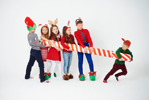 Enfants ludiques avec grosse canne en bonbon