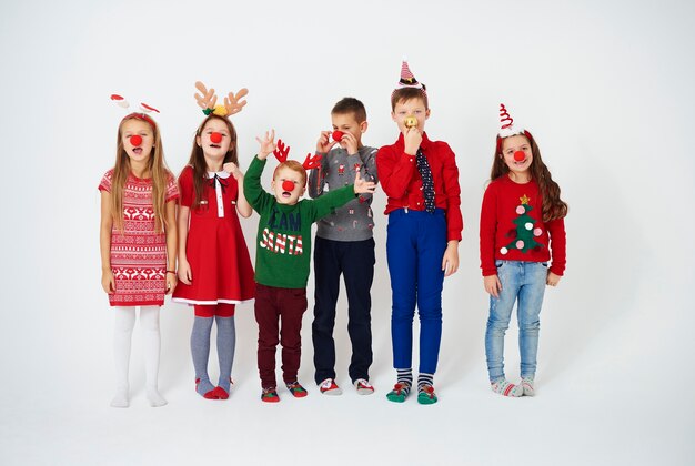 Enfants ludiques avec nez de clown ou nez de Rudolph