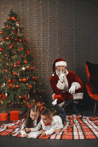 Enfants à la maison, décorés pour Noël. Le courrier du Père Noël.