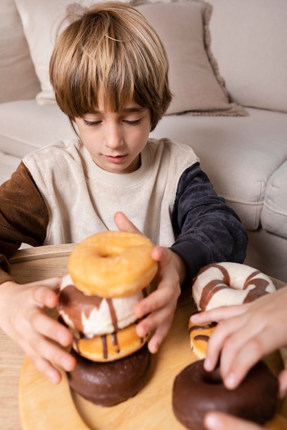 Enfants mangeant des beignets à la maison