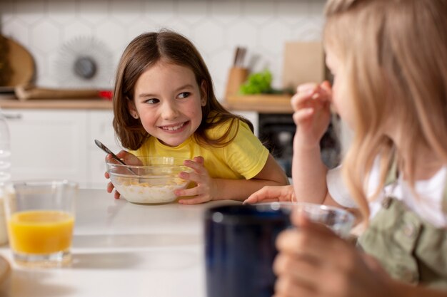 Enfants mangeant avec leur famille