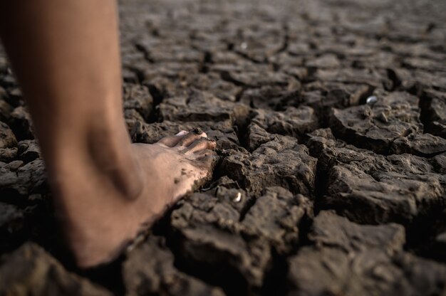 Les enfants marchent pieds nus dans la boue