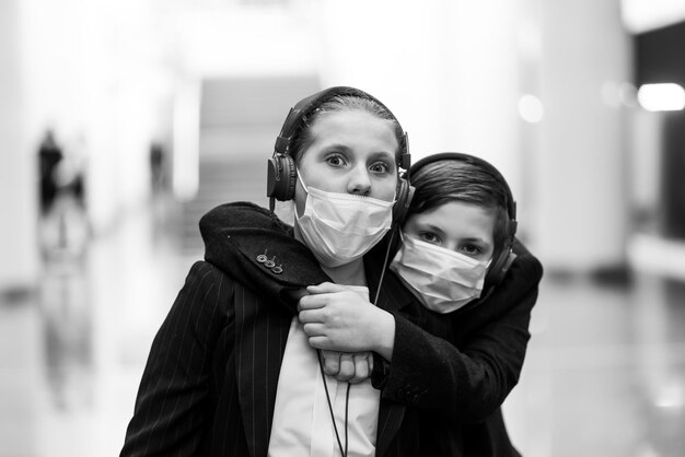 Les Enfants Avec Un Masque Facial Retournent à L'école Après La Quarantaine Et Le Verrouillage De Covid-19. Photo Premium