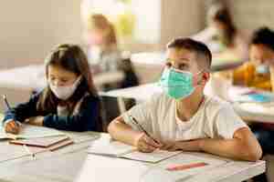 Photo gratuite enfants avec des masques à l'école