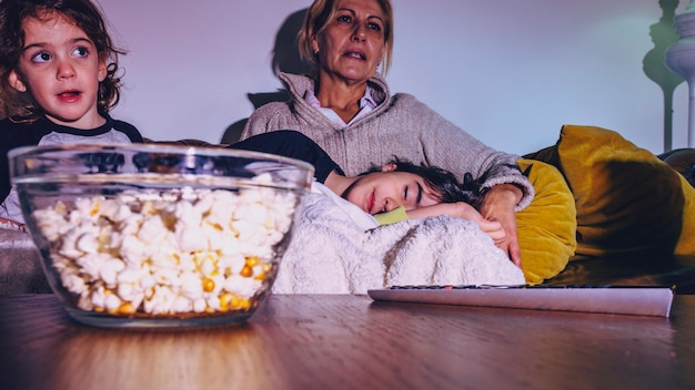 Enfants avec mère regardant la télévision