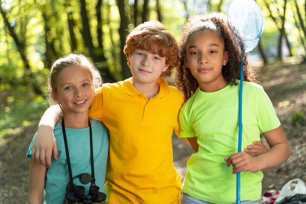 Enfants mignons explorant la nature