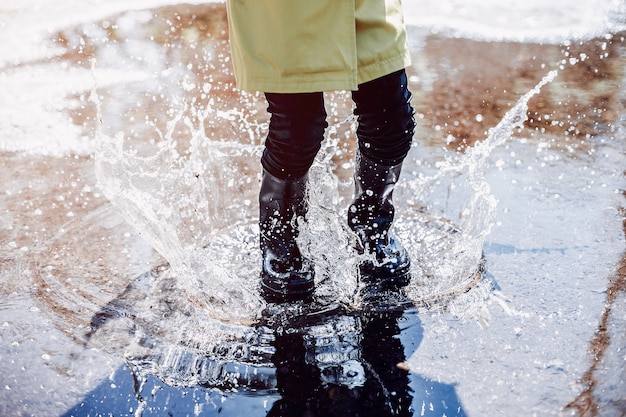 Enfants mignons plaiyng un jour de pluie