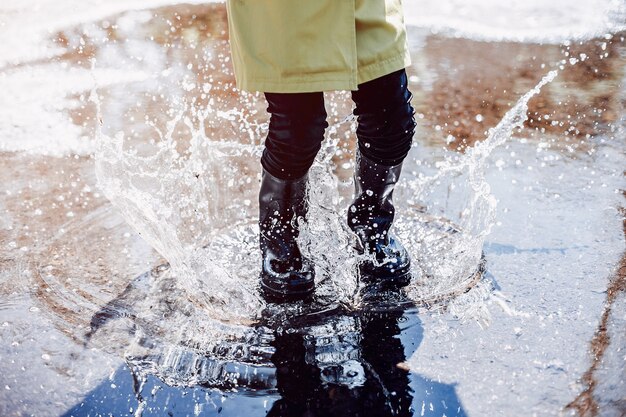 Enfants mignons plaiyng un jour de pluie