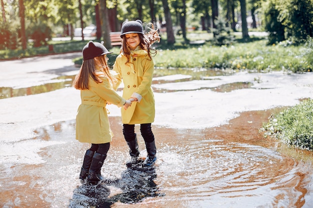 Enfants mignons plaiyng un jour de pluie