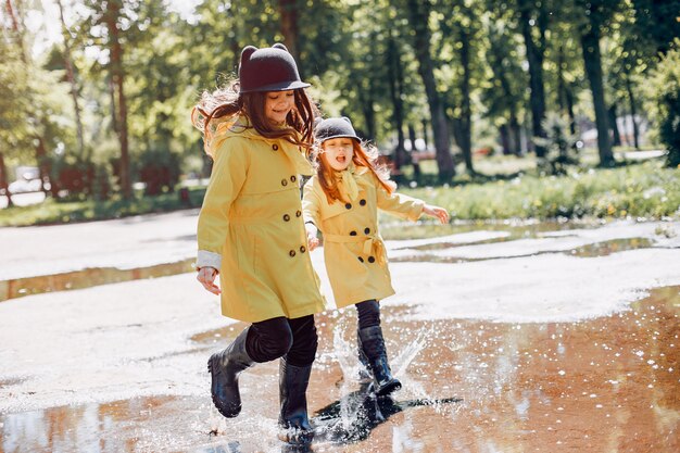 Enfants mignons plaiyng un jour de pluie