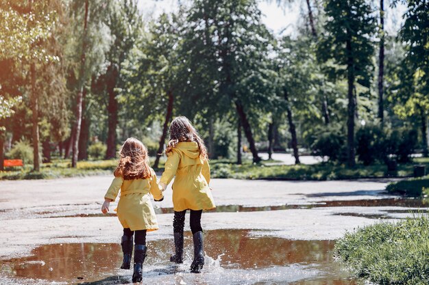 Enfants mignons plaiyng un jour de pluie