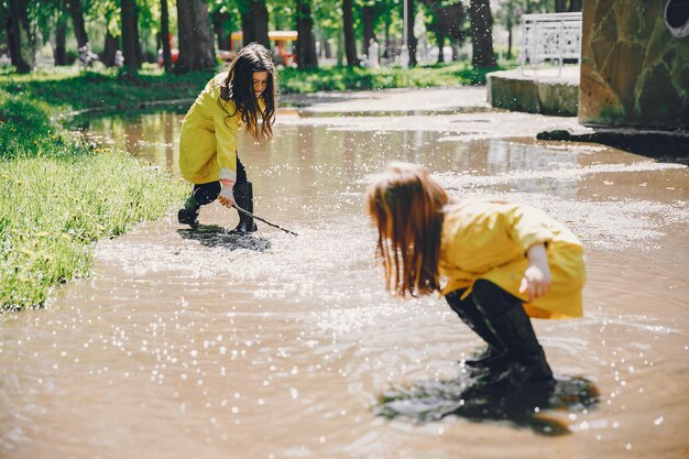 Enfants mignons plaiyng un jour de pluie