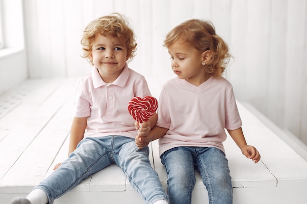 Photo gratuite enfants mignons s'amuser avec des bonbons